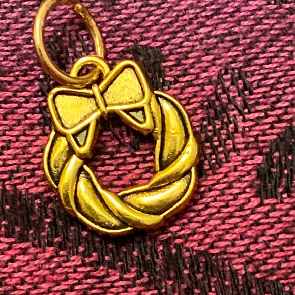 5/$10❤️❤️❤️NWTs Brass Wreath Charm - Picture 1 of 2